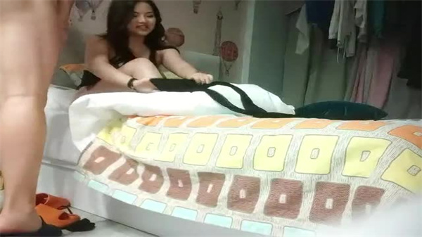 中场休息欲火难烧！丰满巨乳外围骚女渴求再干一炮